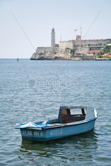 Havanna  Kuba  Hafeneinfahrt mit Fischerboot