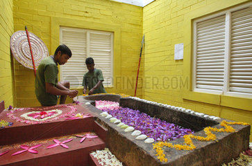 Wadduwa  Sri Lanka  ein Blumenbad wird mit Blueten dekoriert