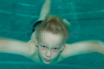 Freiburg  Deutschland  Junge Unterwasser in einem Schwimmbecken
