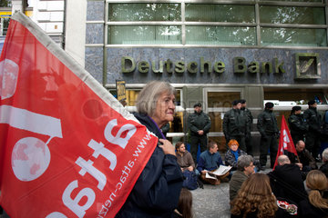 Berlin  Deutschland  Demonstration vor einer Filiale der Deutschen Bank AG