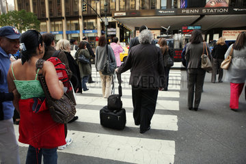 New York City  USA  Passanten ueberqueren eine Strasse
