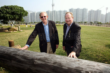 Hong Kong  China  John Ridley (links) und Christopher Hodson im Portrait