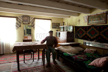 Birthaelm  Rumaenien  Roma in seinem Wohnzimmer
