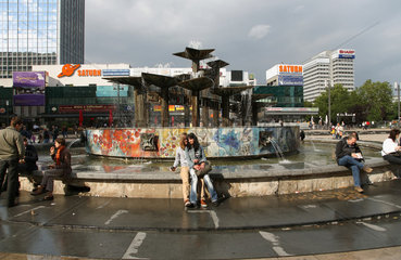 Berlin  Deutschland  Menschen am Brunnen der Voelkerfreundschaft