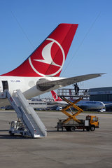 Istanbul  Tuerkei  Techniker kontrollieren eine Maschine der Fluggesellschaft Turkish Airlines