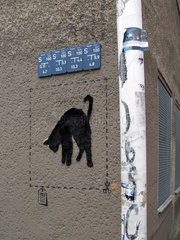 Berlin  Deutschland  cut & go - Streetart an einer Hauswand