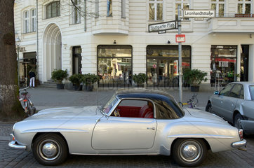 Berlin  Deutschland  Mercedes Benz Cabriolet parkt am Stuttgarter Platz