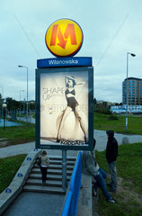 Warschau  Polen  Eingang zur Metrostation Wilanowska mit Werbetafel