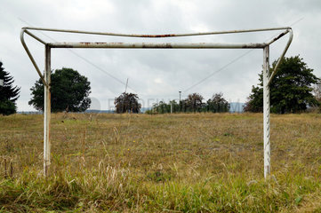 Frauenwald  Deutschland  ein leeres Fussballfeld mit Fussballtoren ohne Netze