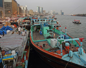 Dubai  Vereinigte Arabische Emirate  Stadthafen  Boote ankern am Dubai Creek