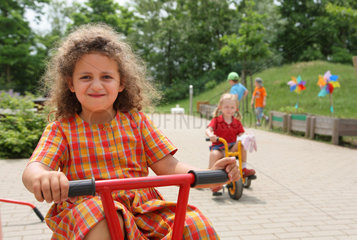 Saarbruecken  Deutschland  Kinder fahren Dreirad in einer Kindertagesstaette