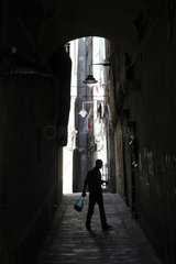 Genua  Italien  dunkle schmale Gasse in der Altstadt