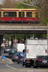 Berlin  Deutschland  S-Bahn faehrt ueber einen Stau in der Paulstrasse hinweg