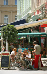 Karlsbad  Tschechische Republik  zwei Rentnerinnen bezahlen in einem Cafe im Stadtzentrum