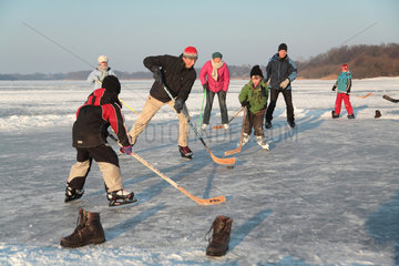 Neumuenster  Deutschland  Eishockeyspieler auf dem zugefrorenen Einfelder See