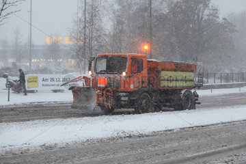 Berlin  Deutschland  Raeumfahrzeug im Einsatz waehrend eines Wintereinbruchs
