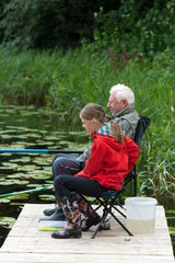 Gallin-Kuppentin  Deutschland  Grossvater und Enkelin angeln am Daschower See