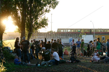 Berlin  Deutschland  Jugendliche feiern eine Party in der Abendsonne