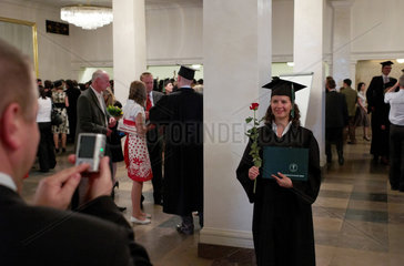 Posen  Polen  Studentin der Adam-Mickiewicz-Universitaet nach der Abschlussfeier