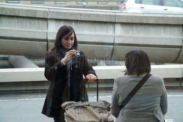 Paris  Frankreich  zwei junge Frauen am Flughafen Charles de Gaulle