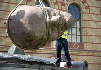 Berlin  Deutschland  der wieder ausgegrabene Berliner Lenin-Kopf aus Granit