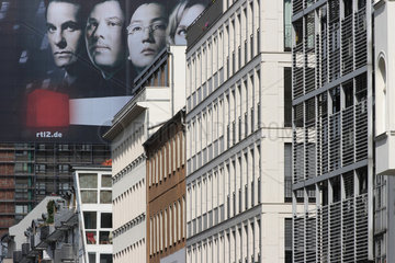 Berlin  ueberdimensionales Werbeplakat an der Fassade der Charite