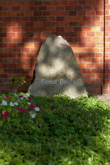 Berlin  Deutschland  Grab von Bertolt Brecht auf dem Dorotheenstaedtischen Friedhof