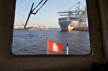 Hamburg  Deutschland  Blick durch ein Schiffsfenster auf den Containerterminal Tollerort