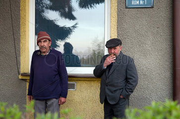 Danzig  Polen  Bewohner eines Maennerwohnheims bei der Zigarettenpause