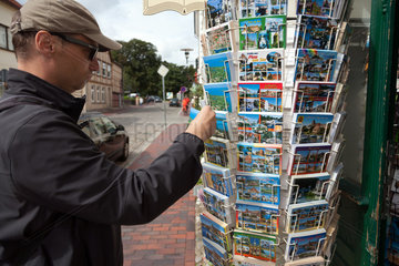 Plau am See  Deutschland  ein Mann schaut sich Postkarten an