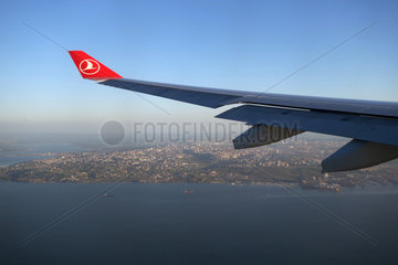 Istanbul  Tuerkei  Blick aus einem Flugzeug der Turkish Airlines beim Flug ueber Istanbul