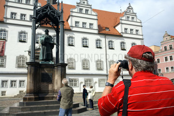 Lutherstadt Wittenberg  Mann fotografiert eine Statue von Martin Luther