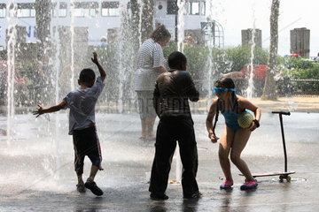 New York  USA  Kinder kuehlen sich in einem Springbrunnen ab.