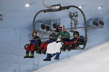 Dubai  Vereinigte Arabische Emirate  Vater sitzt mit seinen Kindern in einem Sessellift