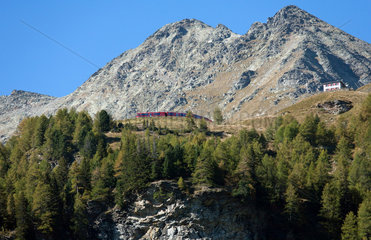 Cavaglia-Ebene  Schweiz  Blick Richtung Alp Gruem auf die Strecke der Berninalinie