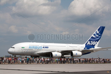 Berlin  Deutschland  Airbus A 380 und Publikum