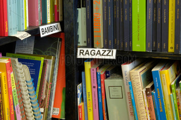 Berlin  Deutschland  italienische Buecher in einer Buchhandlung