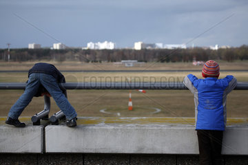 Berlin  Deutschland  Kinder turnen auf der Besucherterrasse am Flughafen Tegel