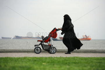 Istanbul  Tuerkei  eine verschleierte Frau auf der Promenade am Marmarameer