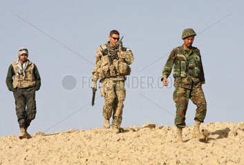 Feyzabd  Afghanistan  ISAF Soldat und afghanische Soldaten patroullieren