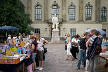 Berlin  Deutschland  sonntaeglicher Buchflohmarkt auf dem Gelaende der Humboldt-Universitaet