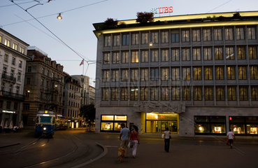Zuerich  Schweiz  Tram und UBS Bank am Paradeplatz