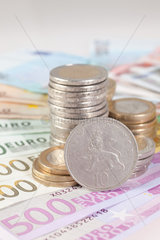 Berlin  Deutschland  Euroscheine  Euromuenzen und 10-Pence-Muenze