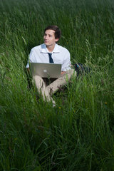 Freiburg im Breisgau  Deutschland  junger Mann mit Laptop