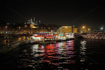 Istanbul  Tuerkei  Anlegestelle fuer Ausflugsboote neben der Galatabruecke am Goldenen Horn