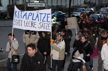 Berlin  Deutschland  Demonstration gegen die Schliessung einer Kindertagesstaette
