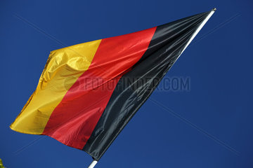 Hoppegarten  Deutschland  Nationalfahne von Deutschland haengt schlaff am Fahnenmast