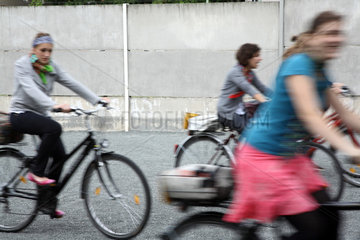 Berlin  Deutschland  Gefuehrte Fahrradtour an der Berliner Mauer