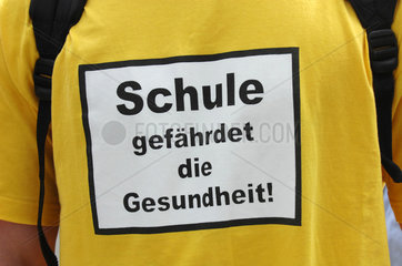 Berlin  Deutschland  T-Shirt mit der Aufschrift Schule gefaehrdet die Gesundheit