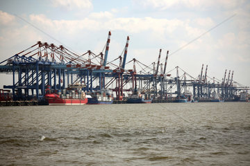 Bremerhaven  Deutschland  Schiffe am Container-Terminal